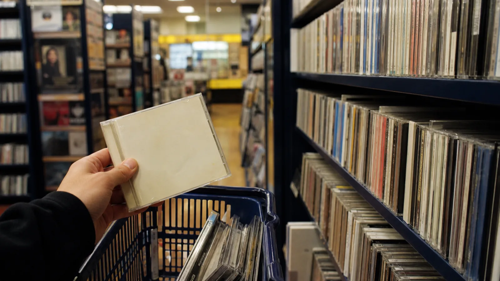 2000年代のCDレンタル店を思わせるケースと返却袋