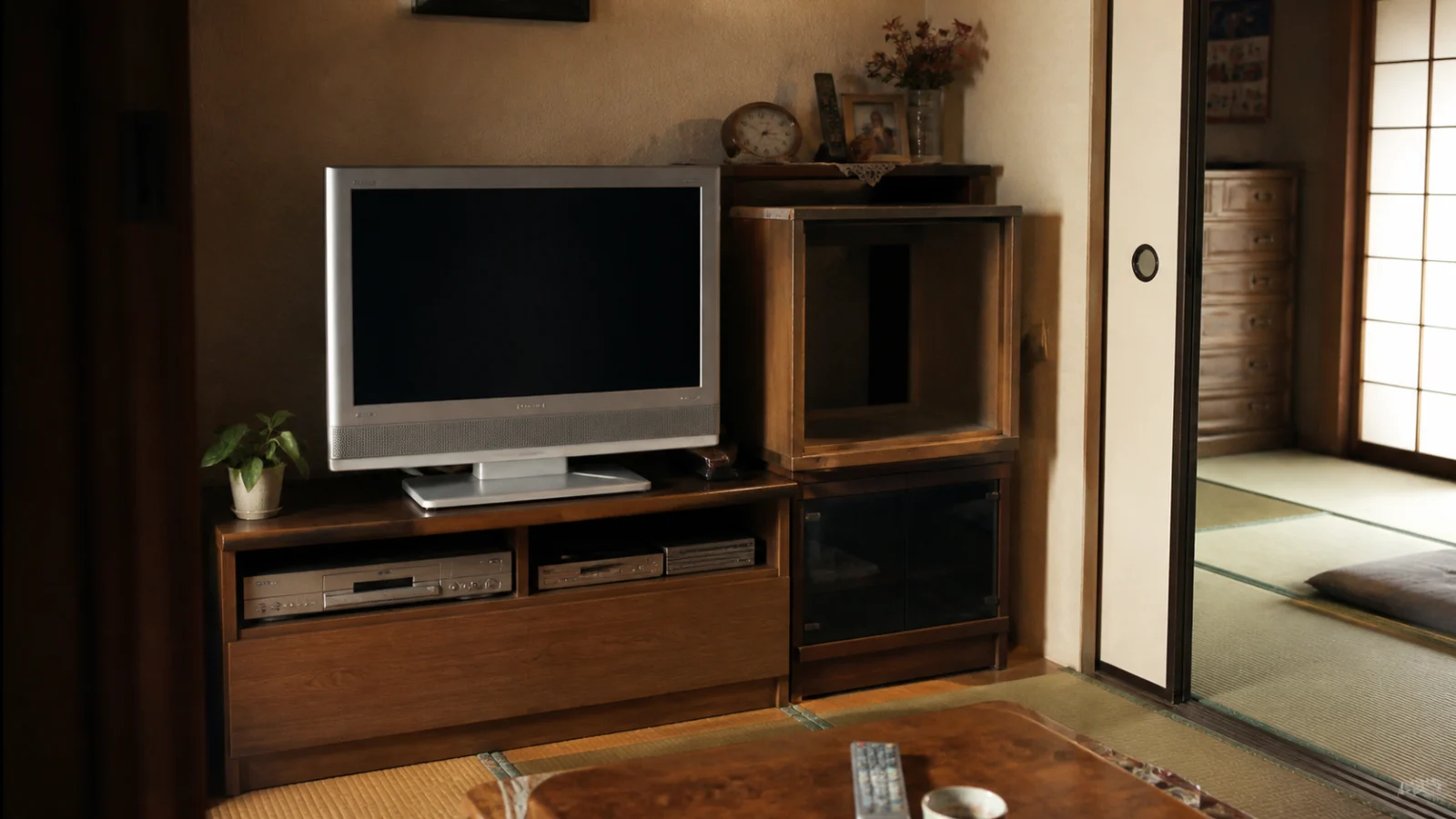 平成中期(2003〜2009年ごろ)の薄型テレビを思わせる横長の記憶風景