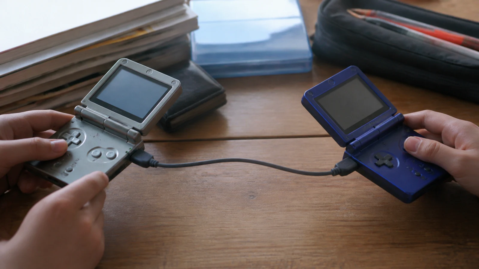 平成初期〜中期（1998〜2005年ごろ）の携帯ゲーム機の通信ケーブルを思わせる横長の記憶風景