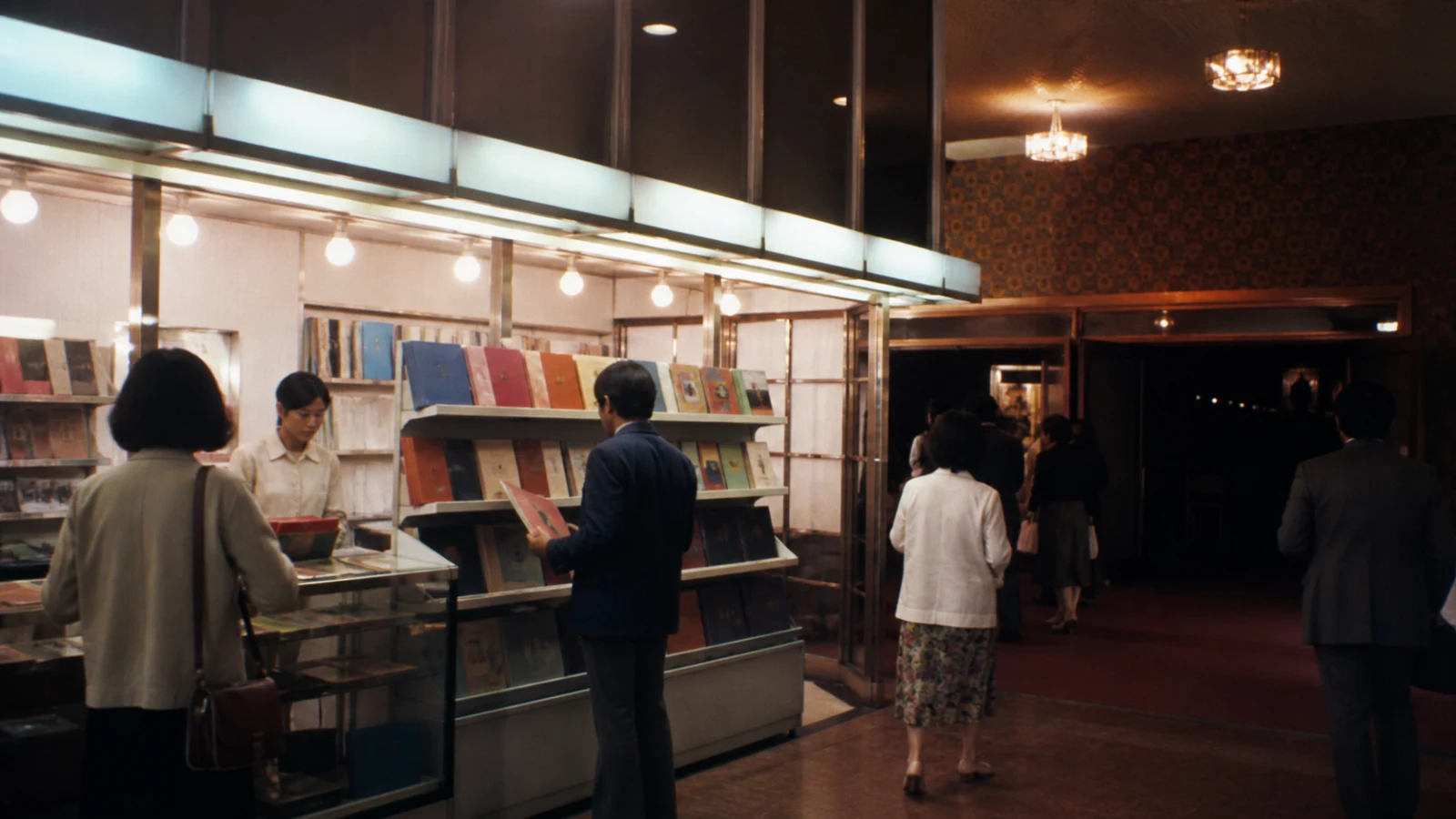 昭和50年代（1975〜1984年ごろ）の映画パンフレットを思わせる横長の記憶風景