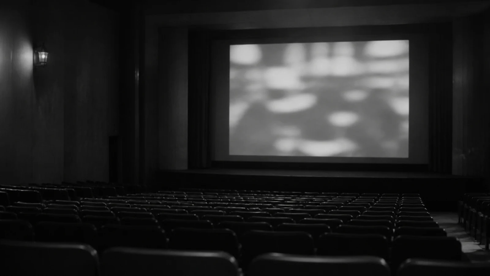 昭和30年代〜40年代（1955〜1974年ごろ）の映画館のニュース映画を思わせる横長の記憶風景