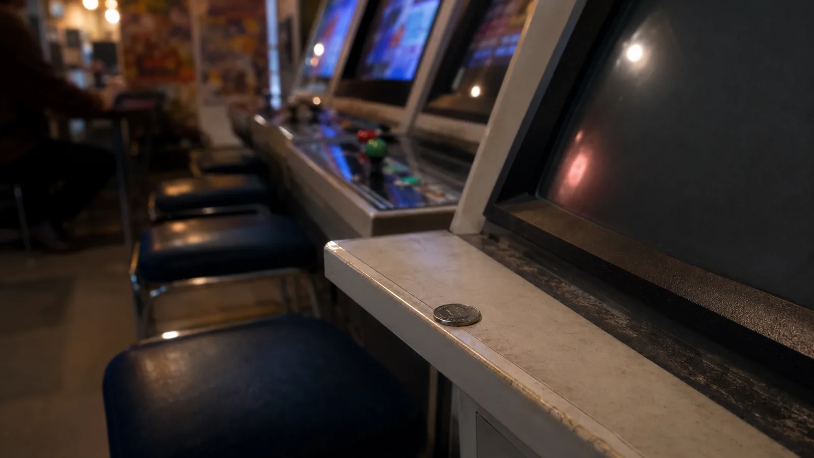 平成中期（1998〜2005年ごろ）のゲームセンターの対戦台の順番待ちを思わせる横長の記憶風景