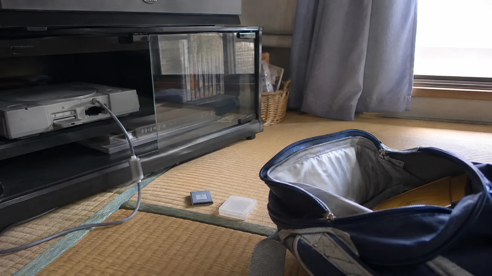 平成中期(1996〜2006年ごろ)のテレビゲームのメモリーカードを思わせる横長の記憶風景