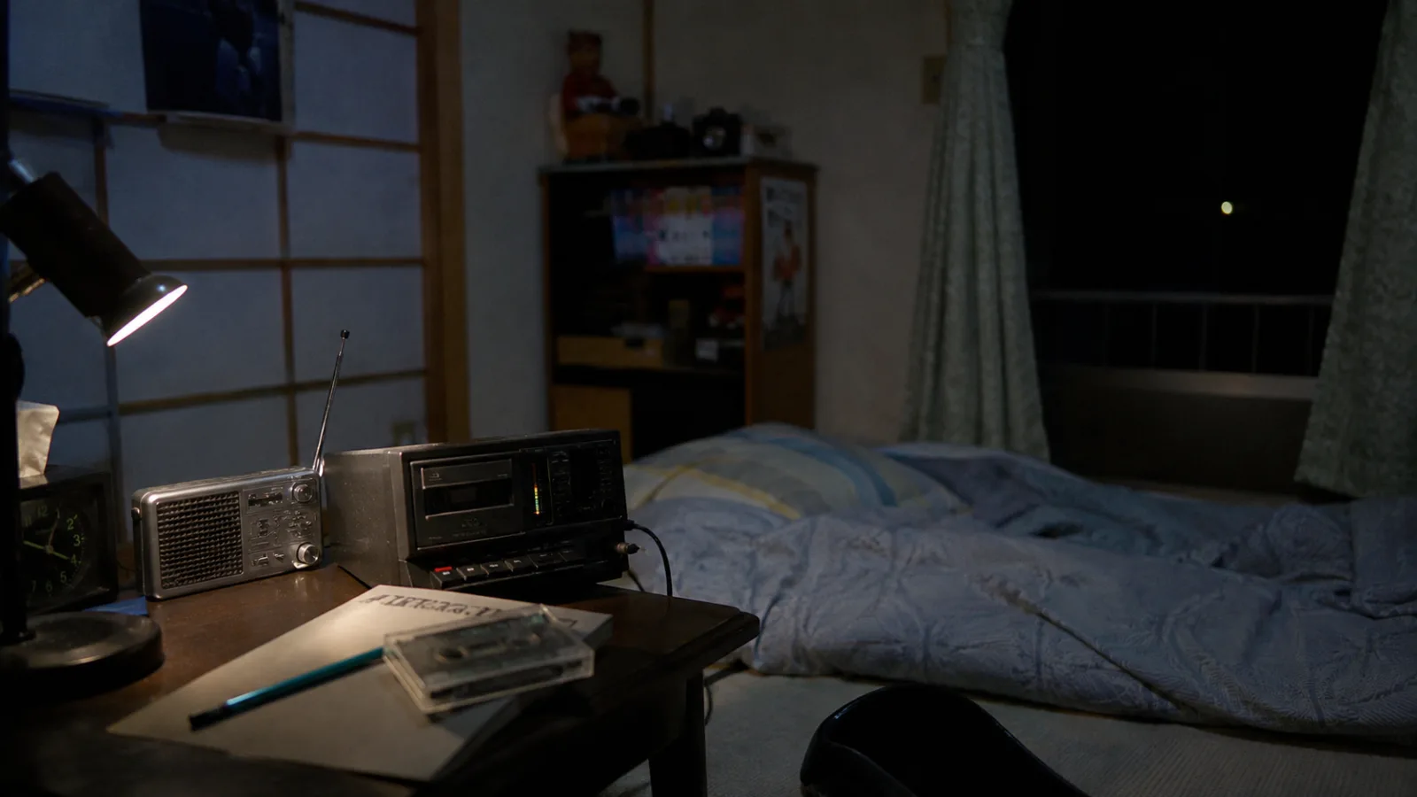 昭和末期（1985〜1993年ごろ）の深夜ラジオのエアチェック録音を思わせる横長の記憶風景