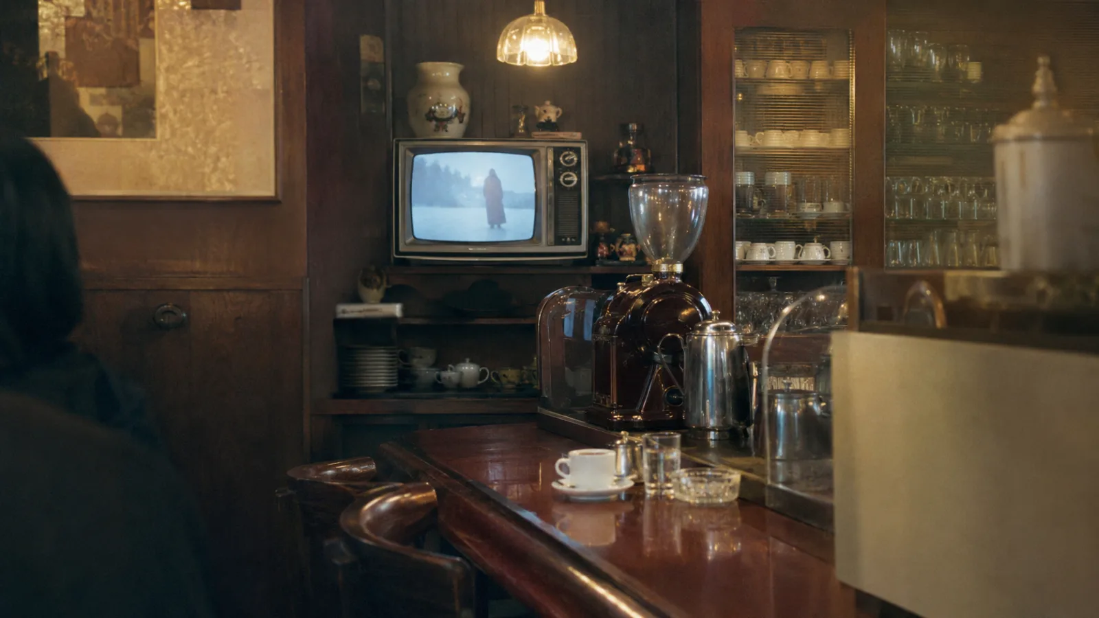 昭和50年代(1975〜1984年ごろ)の喫茶店の店内テレビを思わせる横長の記憶風景