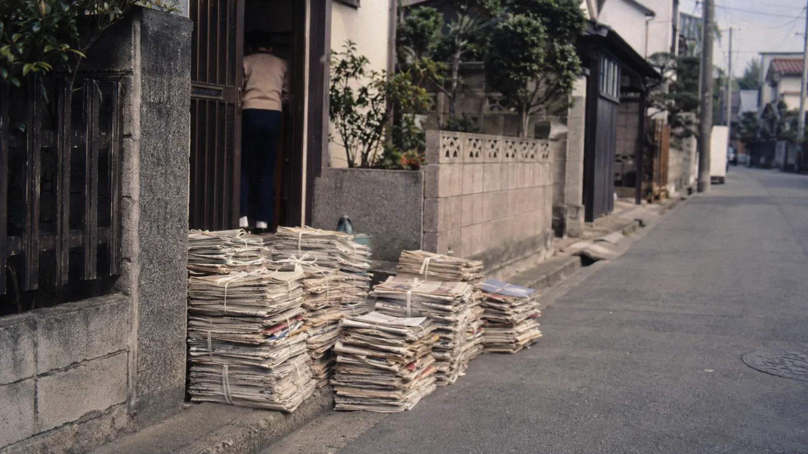 昭和50年代（1975〜1984年ごろ）の町内会の廃品回収を思わせる横長の記憶風景