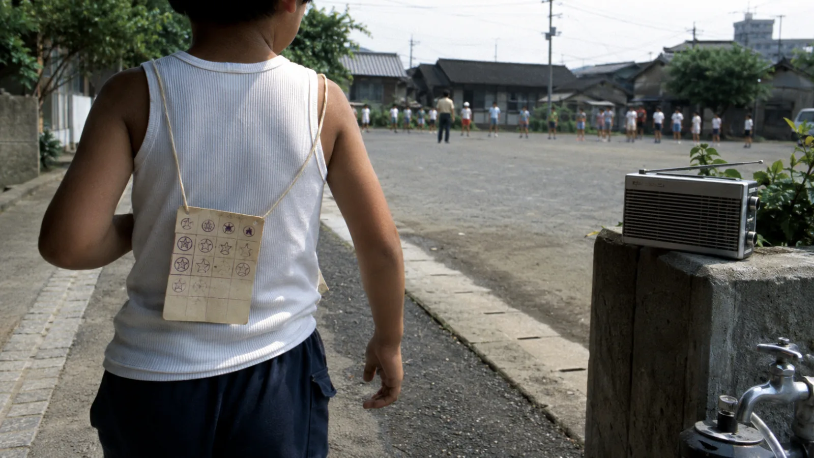 昭和50年代（1975〜1984年ごろ）の夏休みのラジオ体操カードを思わせる横長の記憶風景