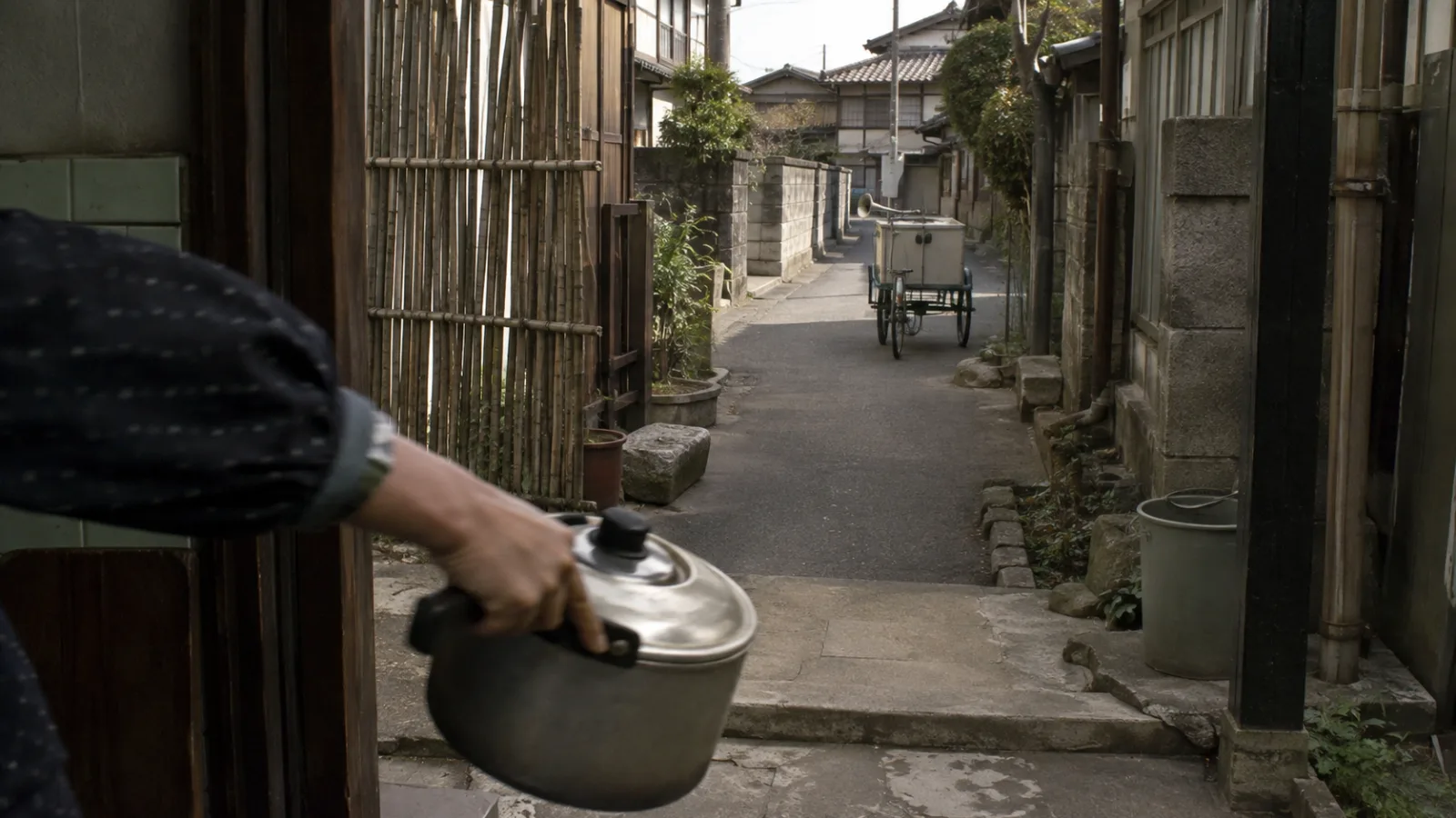 昭和40年代（1965〜1974年ごろ）の豆腐屋のラッパの音を思わせる横長の記憶風景