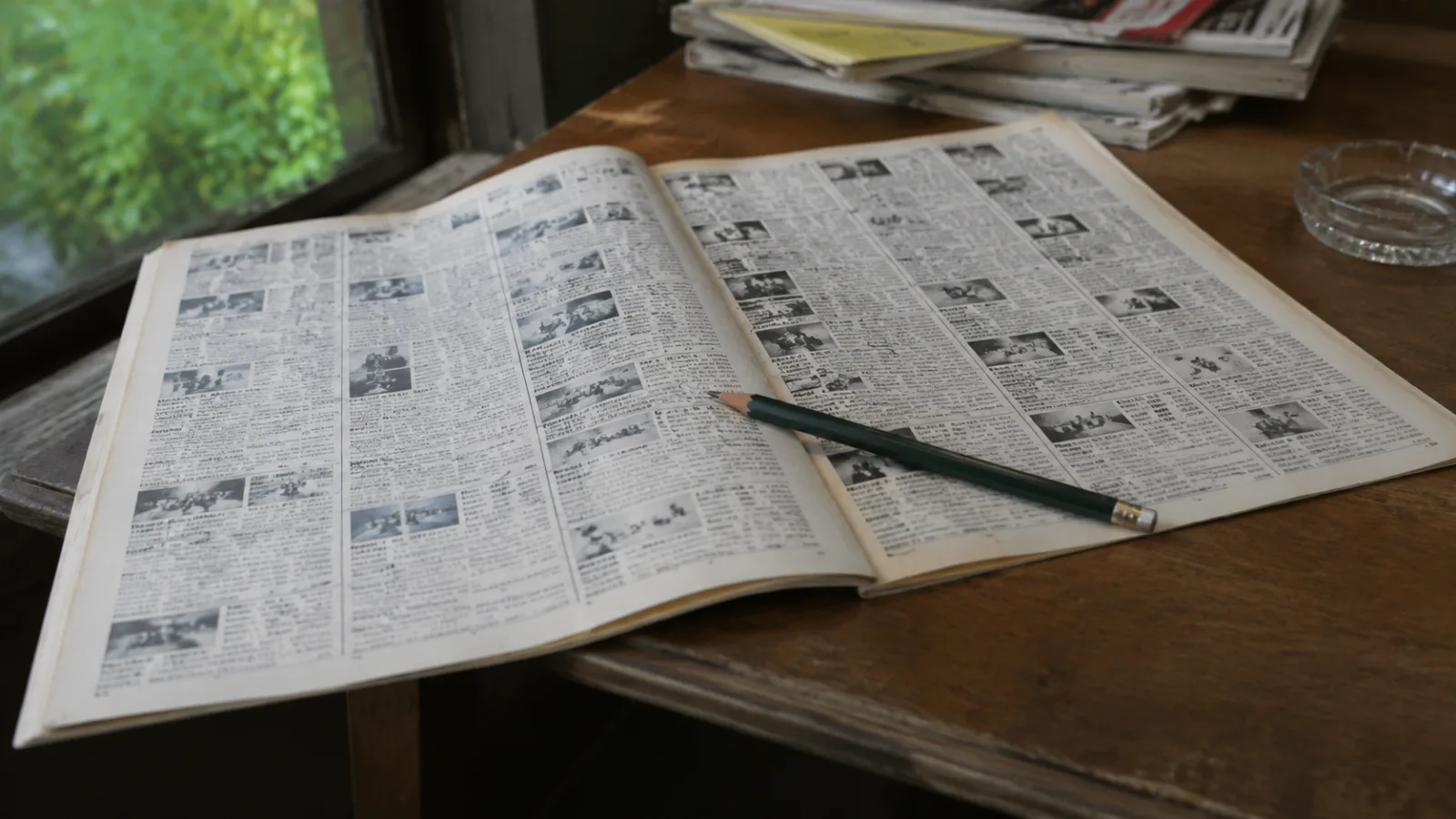 昭和末期〜平成初期（1987〜1994年ごろ）のミニシアターの上映情報誌を思わせる横長の記憶風景