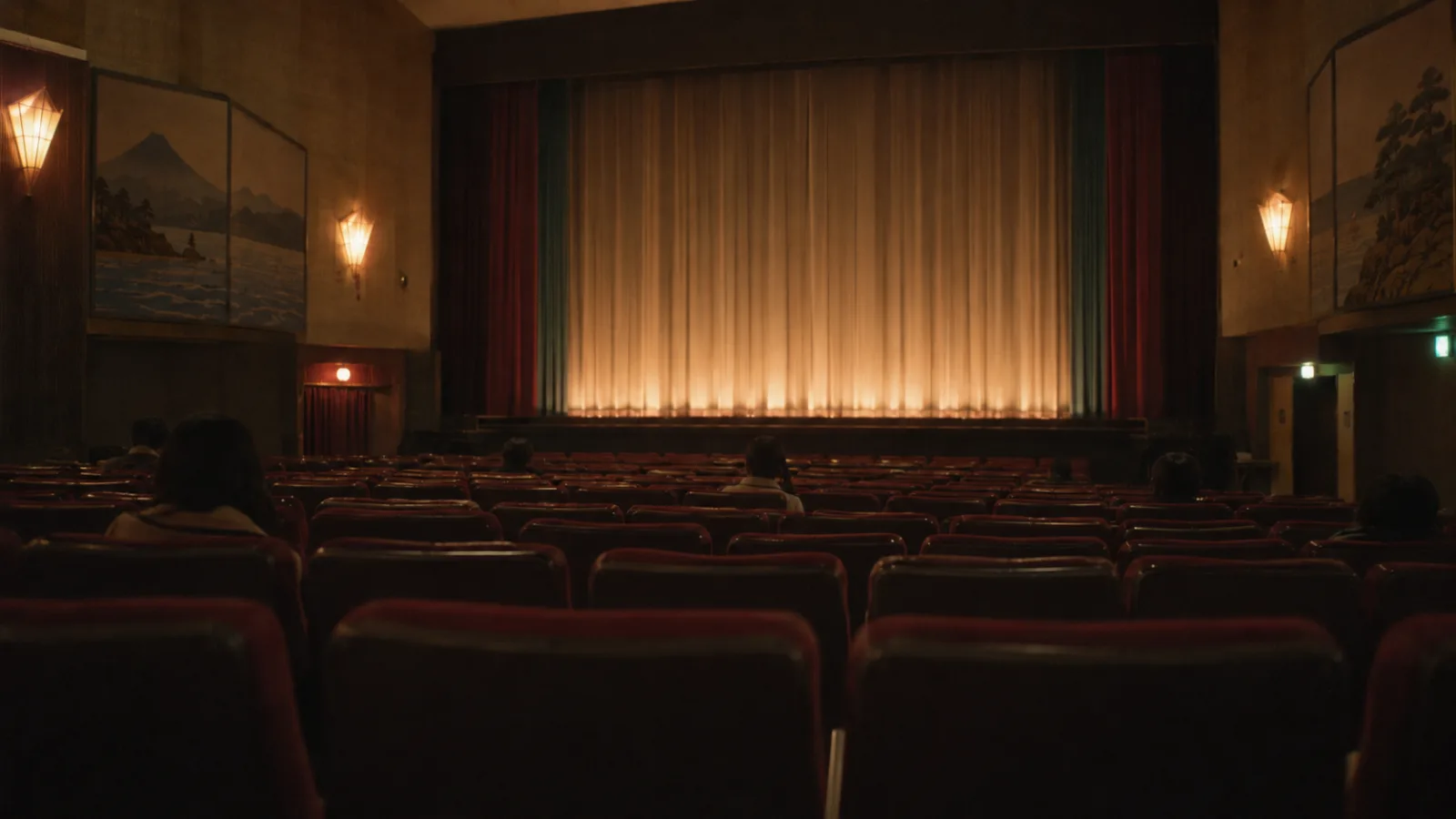 昭和50年代（1975〜1984年ごろ）の映画館の二本立て興行を思わせる横長の記憶風景