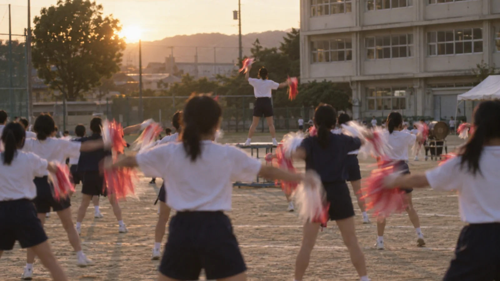 平成中期（1996〜2005年ごろ）の体育祭の応援合戦の振り付け練習を思わせる横長の記憶風景