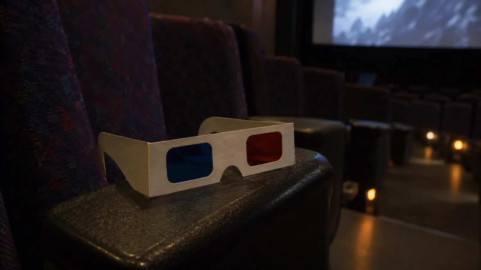 映画館の座席の肘掛けに赤青の紙製立体メガネを描いたAI再現画像