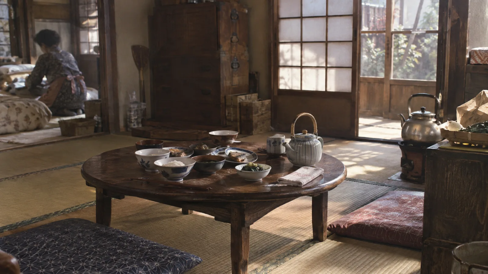 昭和20年代〜40年代（1945〜1974年ごろ）のちゃぶ台を横長の生活場面として描いたAI再現画像