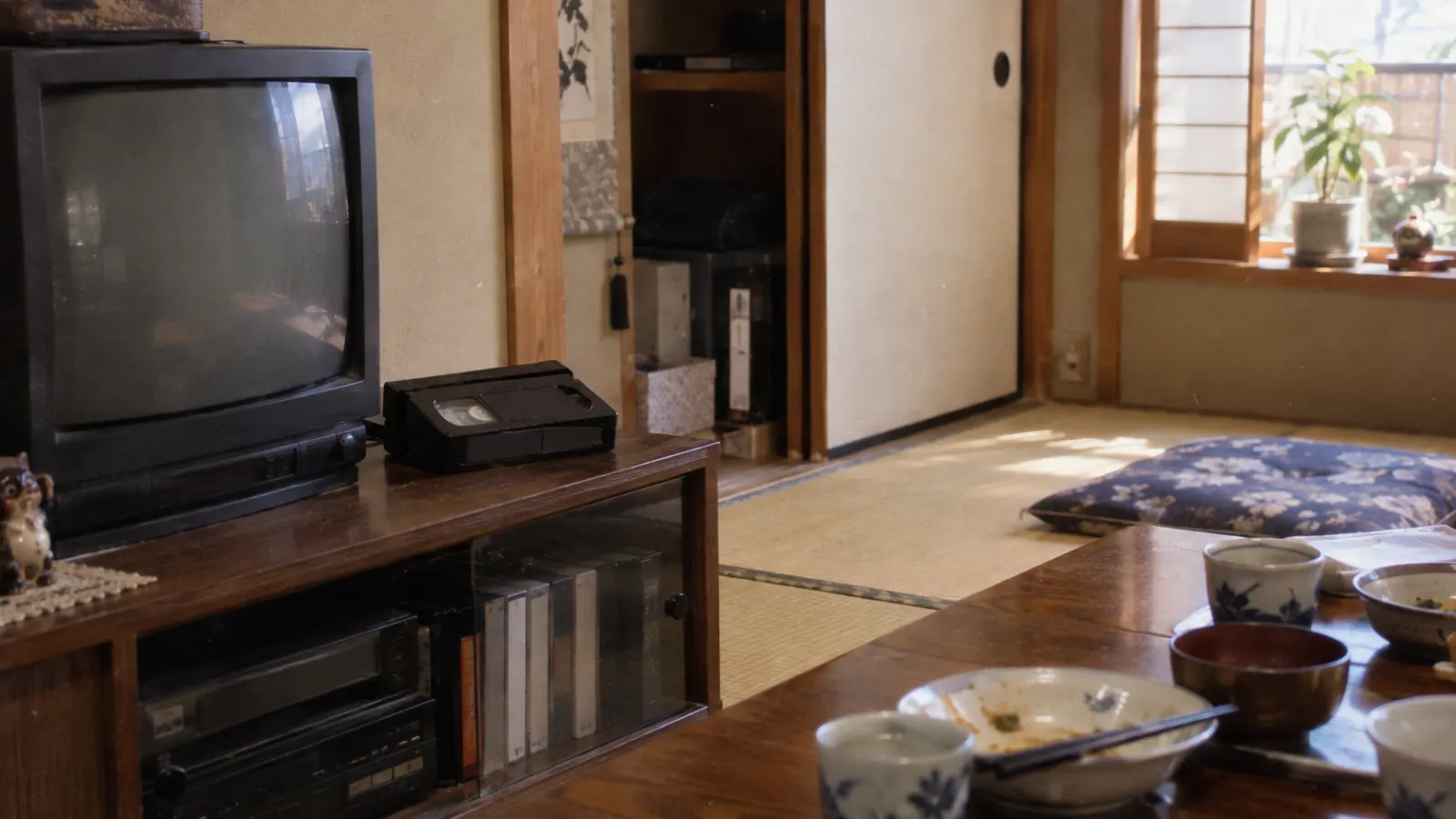 平成初期（1989〜1998年ごろ）のVHS-Cカセットアダプターを主役にした懐かしい横長写真