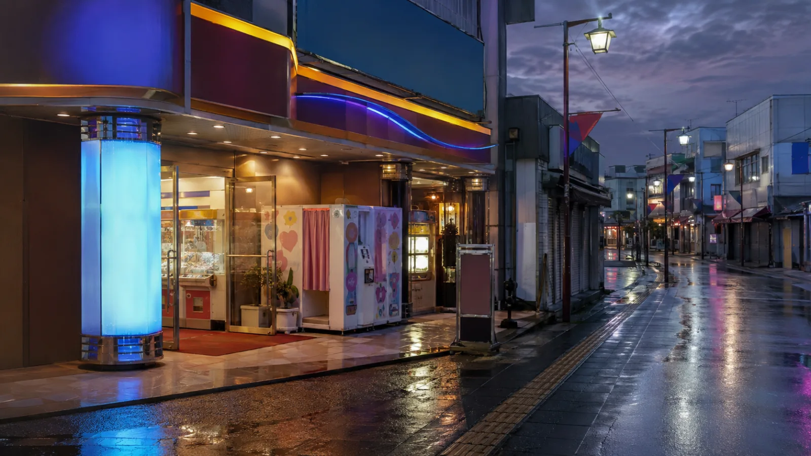 プリクラ機の明かりが見える平成の駅前の夕方